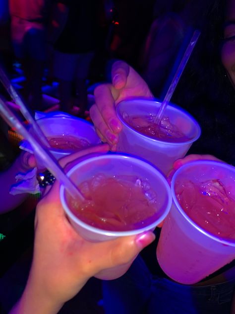 Night out with friends drinks aesthetic. Club night with friends. Phineas E Ferb, Party Night Club Aesthetic, Drinks Aesthetic, Night Club Aesthetic, Nightclub Aesthetic, Party Night Club, Seni 2d, Alcohol Aesthetic, Clubbing Aesthetic