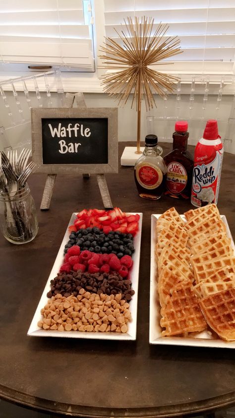 Buffet Food Ideas, Graduation Party Food Ideas, Breakfast Brunch Party, Graduation Party Food, Graduation Brunch, Valentines Brunch, Brunch Bar, Waffle Bar, Graduation Party Foods