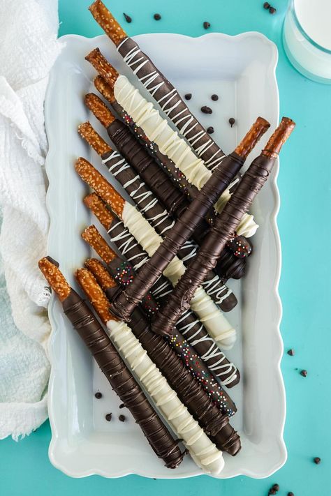 Quick Easy Christmas Treats, Chocolate Covered Pretzels Recipe, Chocolate Covered Pretzel Sticks, Chocolate Pretzel Rods, Pretzel Toffee, Chocolate Covered Pretzel Rods, Pretzel Twists, Covered Pretzels, Pretzel Rods