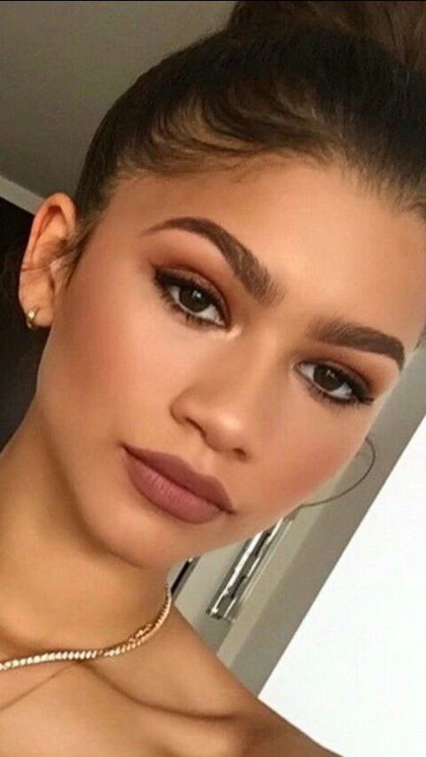 Eyebrows Zendaya Makeup, Make Up Guide, Monochromatic Makeup, Natural Makeup Remover, Natural Prom Makeup, Monochromatic Fashion, Zendaya Style, Smink Inspiration, Mac Eyeshadow