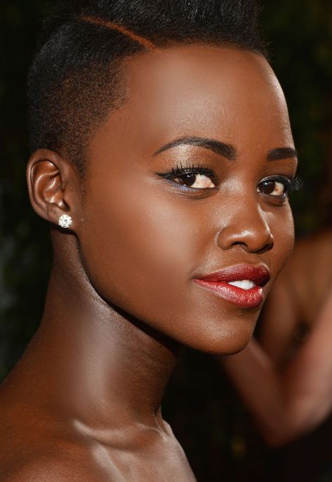 Lupita Nyongo, Bright Makeup, Lupita Nyong'o, Dark Complexion, Celebrity Beauty, Makeup For Black Women, Beauty Icons, African Beauty, Dark Beauty