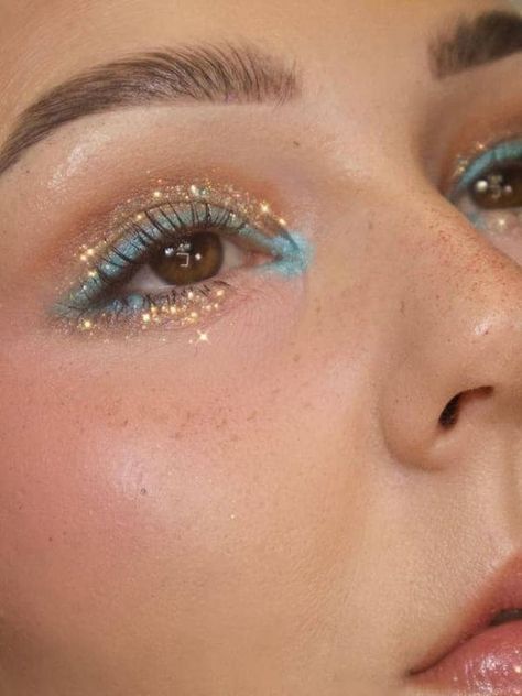 Makeup Looks Colourful Eyeshadows, Flower Beauty Desert Lights Palette, Boho Prom Makeup, Gold Blue Eye Makeup, Colored Eye Makeup Looks, Trendy Makeup Looks 2023 Natural, Summer Party Makeup Looks, Beachy Eye Makeup, Makeup Inspo Concert