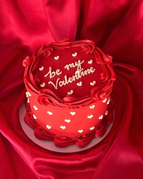 Mini Valentine Cakes, Valentines Bakery, Valentines Cakes And Cupcakes, Valentines Baking, Purple Cakes, Simple Cake Designs, Red Cake, Valentine Desserts, Valentines Day Cakes