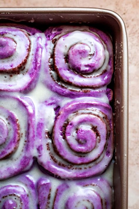 Breakfast Cinnamon Rolls, Ube Dessert Recipe, Breakfast Cinnamon, Ube Recipes, Filipino Food Dessert, Purple Food, Filipino Desserts, Cinnamon Rolls Homemade, Asian Desserts