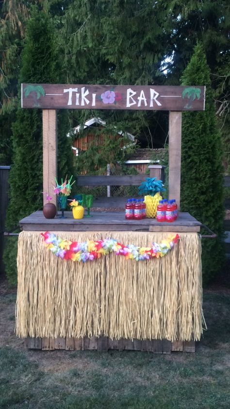 Hawian Theme Pool Party, Indoor Hawaiian Party, Tiki Theme Pool Party, Hawaii 5-0 50th Birthday Party, Hawaiian Birthday Decor, Hawaii Party Decorations Ideas, Tiki Pool Party Ideas, Tiki Pool Decor, Hawaiin Birthday Ideas