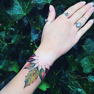 Tattoo Rings, Natur Tattoo Arm, Feminist Tattoos, Botanisches Tattoo, Colourful Leaves, Tattoo Vintage, Leaf Tattoo, Rings Green, Plant Tattoo