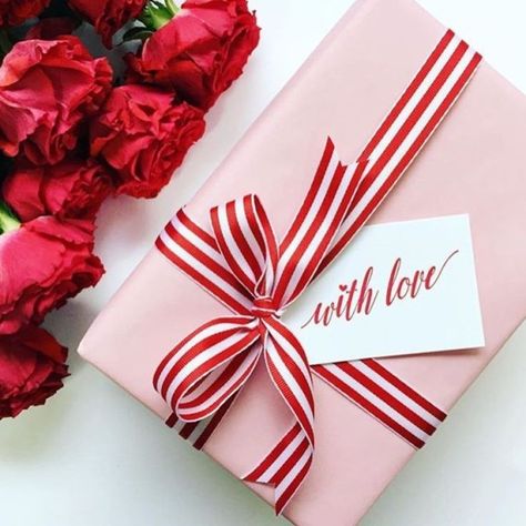 Cute Gift Wrapping Ideas, Valentines Gift Wrap, Glam Pad, Valentine's Day Gift Baskets, Valentines Gift Guide, Gift Wrapping Inspiration, Creative Gift Wrapping, Festa Party, My Funny Valentine