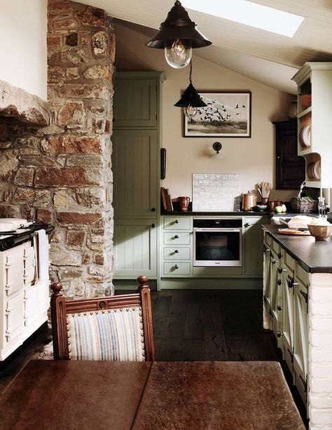 Small Cottage Interiors, Casa Country, Cottage Inspiration, Cottage Interior, Bedroom Remodel, Cottage Kitchens, Green Cabinets, Cottage Interiors, Modern Cottage