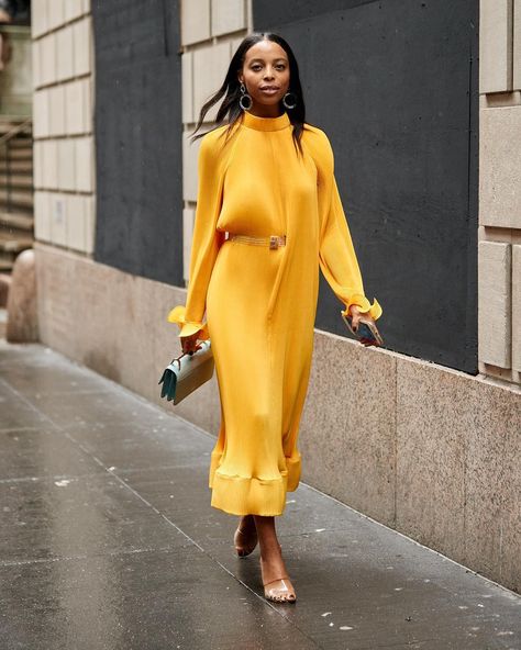 yellow dress, street style Vinter Mode Outfits, Festival Chic, Top Street Style, New York Street Style, Street Style Blog, Scandinavian Fashion, Style Winter, Night Out Outfit, Olivia Palermo