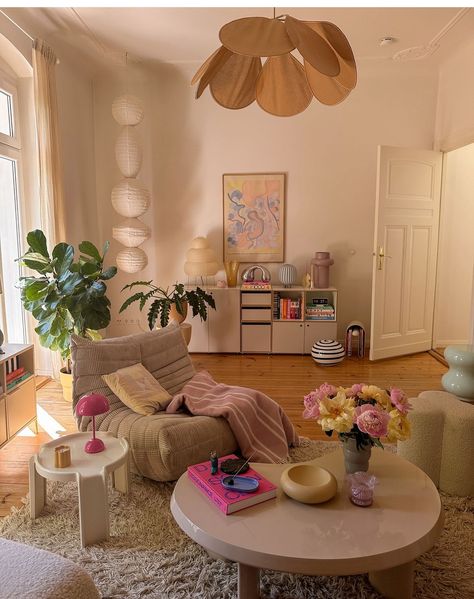 Student Room Aesthetic Ideas, Pretty Living Room Aesthetic, Electric Room Aesthetic, 70s Interior Design Living Room, Chill Apartment Vibes Living Room, Appartment Interiors Aesthetic, Colorful Minimalist Apartment, Aesthetic Appartement, Eclectic Maximalism Bedroom