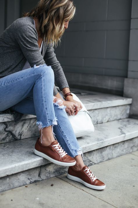 brown leather sneakers Leather Sneakers Women Outfits, Tan Shoes Outfit, Leather Shoes Outfit, Leather Sneakers Outfit, Brown Shoes Outfit, Sneakers Outfit Casual, Brown Leather Sneakers, Supportive Sandals, Tennis Outfits