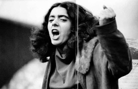 ‘To each his own weapon, I have my camera’: Iran's 1979 revolution – in pictures | World news | The Guardian Iran Vintage, Iran Revolution, Iranian Revolution, Vintage Iran, Iran History, Women In Iran, History Pics, Persian Women, Iran Pictures