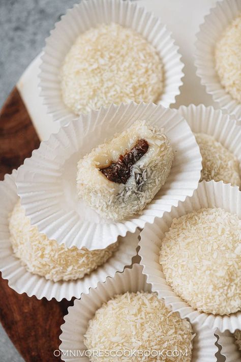 Surprise friends and family with a sweet and unique treat by making your own coconut mochi filled with red bean paste. They may look complex, but you’ll see they’re such an easy treat to make that will absolutely impress! {Vegetarian, Gluten-Free} Pinoy Kakanin, Coconut Mochi, Fruit Sides, Mochi Recipes, Mochi Balls, Asian Bakery, Vietnamese Desserts, Cooking Sweets, Chinese Cake