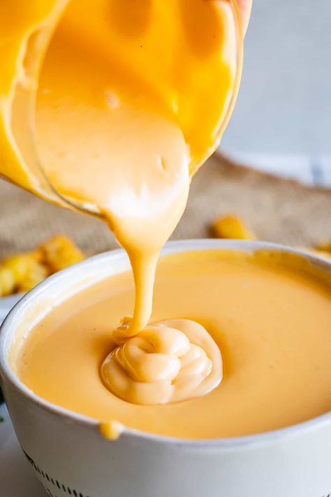 Cheese Whiz Sauce, Cheese Sauce For Burgers, Best Cheese Sauce, Easy Homemade Cheese, Liquid Cheese, Crunchwrap Recipe, Cheddar Sauce, Cheese Dipping Sauce, Potatoes Broccoli