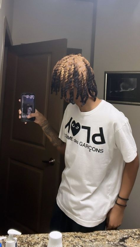 Blonde And Brown Locs Men, Reverse Ombre Locs Men, Blonde Roots Dark Ends Locs, Ombre Dreads Men, Ombre Locs Men, Dreadlock Hair Color Ideas, Locs Hair Dye Ideas, Reverse Dye Dreads, Dreadlock Dye Ideas