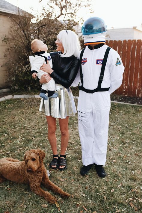 Mom Alien Costume, Astronaut And Alien Costume Family, Family Space Halloween Costumes, Space Family Halloween Costume, Family Alien Halloween Costumes, Alien Family Halloween Costume, Family Space Costumes, Alien Family Costume, Baby Alien Costume