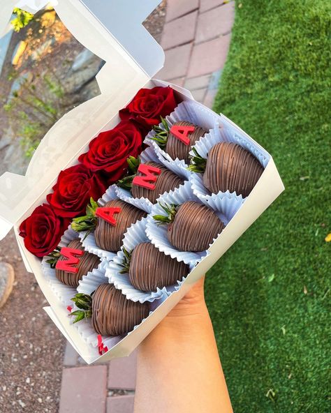 Mothers Day Food Ideas, Mothers Day Food, Crafts Mothers Day, Chocolate Covered Desserts, Mothers Day Chocolates, Mothers Day Desserts, Strawberry Box, Chocolate Covered Strawberry Recipe, Chocolate Covered Strawberries Bouquet