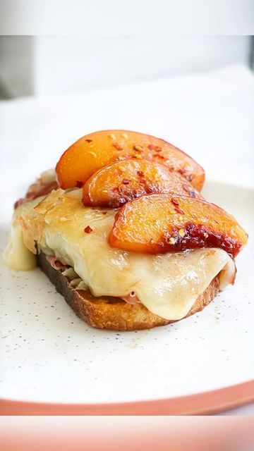 Sam Schnur on Instagram: "Baked Brie and Caramelized Peach Toast!! 🍑 Yes, I’m on a toast tip😂 This is for the sweet & salty lovers out there! Crispy Sourdough Bread, Prosciutto, Baked Brie, Caramelized Peaches and Red Pepper Flakes😍 Tag someone who would love this! #PHAAT" Baked Brie And Caramelized Peach Toast, Peach And Brie, Peach Toast, Pasti Fit, Caramelized Peaches, Plats Healthy, Recipes Appetizers, Baked Brie, Fruit Dishes