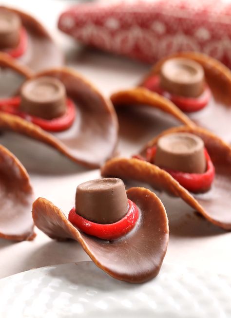 Chocolate Dip Pringle Cowboy Hat, Chocolate Pringles Cowboy Hats, Rolo Candy Crafts, Chocolate Pringle Cowboy Hat, Cowboy Theme Appetizers, Western Cake Pops Cowboy Birthday, Cowboy Hat Pringles, Western Dessert Recipes, Rodeo Party Snack Ideas