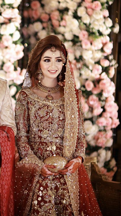 Pakistani Bridal Hairstyles, Wedding Dresses Pakistani, Dresses Pakistani, Pengantin India, Red Bridal Dress, Pakistani Bridal Makeup, Desi Wedding Dresses, Muslim Wedding Dresses, Asian Bridal Dresses