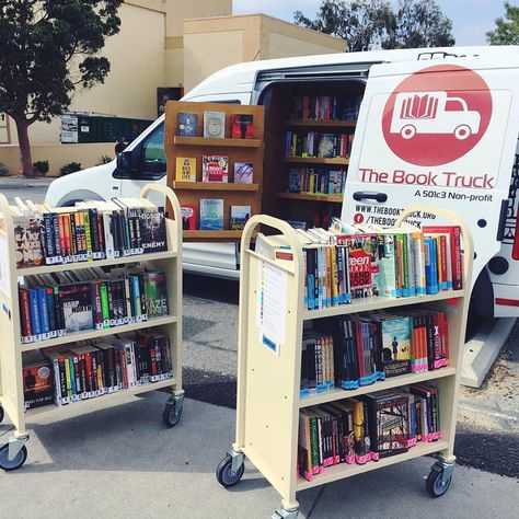 People Who Move Us: Elizabeth Dragga - Founder of The Book Truck | Moving Happiness Home Book Truck Library, Library On Wheels, Bookstore On Wheels, Mobile Library Ideas, Book Mobile Truck, Pop Up Book Store, Bus Library, Mobile Bookshop, Mobile Bookstore