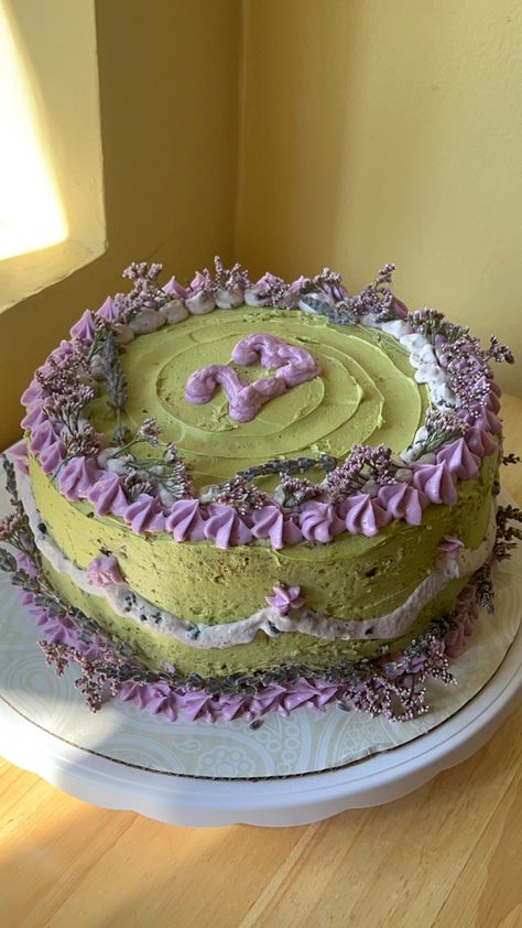 Floral cake • Vintage Cake • Cake decoration • Birthday Cake Purple And Green Cake Ideas, Purple And Green Birthday Party Ideas, Green And Purple Cake, Purple Cake Aesthetic, Purple Vintage Cake, Purple Birthday Cake, Green Birthday Cakes, Cake Decoration Birthday, Purple Cakes Birthday