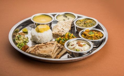 Photo typical healthy maharashtrian food... | Premium Photo #Freepik #photo #veg-thali #thali #indian-thali #dal Gujarati Thali, Veg Thali, Veg Biryani, Punjabi Food, Indian Street Food, Delicious Vegetarian, Food Platters, Indian Dishes, Veg Recipes