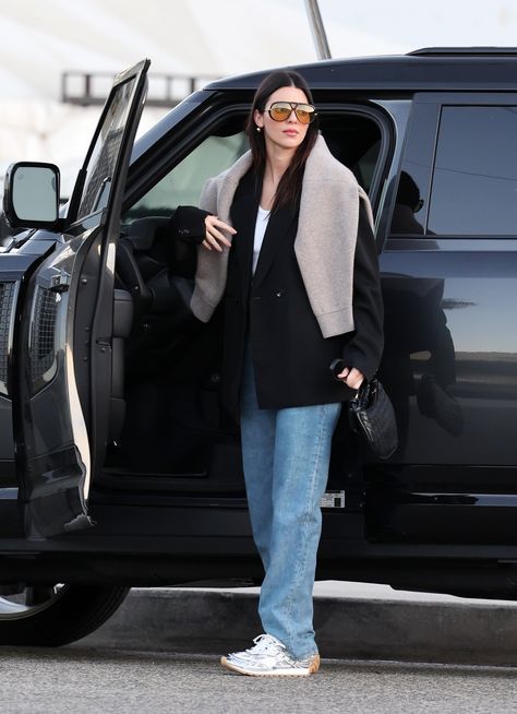 Bottega Veneta Outfit, Sneakers With Jeans, Matcha Date, Kendall Jenner Street Style, Kendall Style, Date Today, Silver Sneakers, Cold Outfits, Blazer Jeans