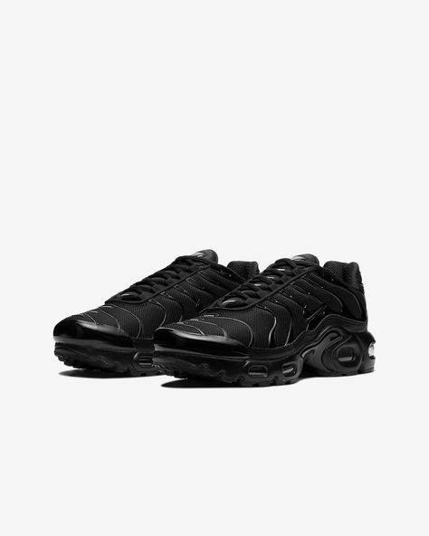 Nike Air Max Plus Big Kids' Shoe. Nike.com Nike Tn Shoes, Nike Airmax Plus, Vintage Nike Sweatshirt, Nike Tn, Nike Boots, Black Nike Shoes, Old Shoes, Nike Air Max Plus, Air Max Plus