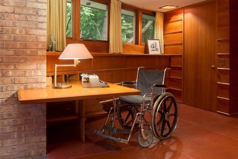 This Frank Lloyd Wright Home Was a Trailblazing Example of Accessible Design | Travel | Smithsonian Magazine Mission Tile West, Architectural Writing, Crown Point Cabinetry, Accessible House, Robie House, House Journal, Custom Sinks, Frank Lloyd Wright Homes, House Foundation