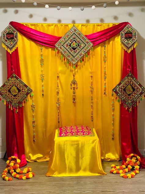 Tilwa Decoration Ideas At Home, Simple Wedding Decorations Indian At Home, Mehandi Decorations At Home Diy, Haldi Mehendi Decoration Ideas, Arangetram Decoration Ideas, Puja Backdrop Decor, Mehandi Function Decoration, Diwali Photobooth Ideas, Mehandi Backdrop