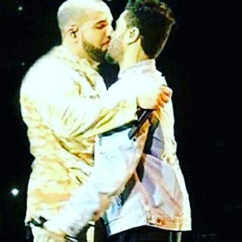 Drake & the weekend  kissing, WTF! Drake And 21 Meme, Drake Fruity, Funny Drake Pictures, Drake And 21 Savage Costume, Drake Memes Funny, Drake Matching Pfp, Drake And The Weeknd, Drake Pictures, Drake Mood