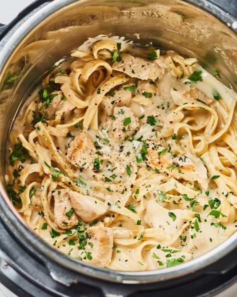 Recipe: Instant Pot Chicken Alfredo | Kitchn Salsa Alfredo Receta, Instant Pot Chicken Alfredo, Simple Chicken Alfredo Recipe, Salsa Alfredo, Resep Pasta, Instant Pot Pasta Recipe, Pasta Alfredo, Chicken Fettuccine, Pasta Casera