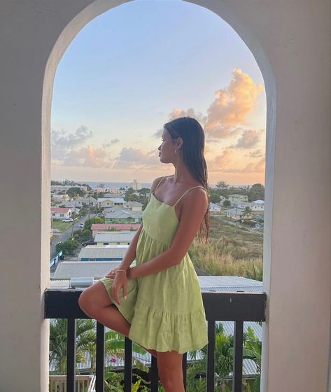 Summer days with pretty dresses Colorful Summer Outfits, European Fashion Summer, Catalina Island, Ootd Summer, Insta Photo Ideas, Party Photos, Photoshoot Poses, Beach Photos, European Fashion