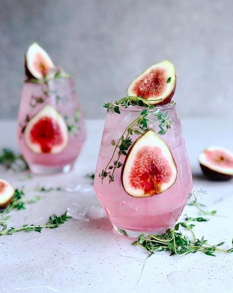 Figetmenot 🌸 Pink Gin served with homemade lower sugar fig syrup and sugar free tonic water. 🌸 Garnish with fresh figs and Thyme Fig Syrup, Cibo Asiatico, Decorações Com Comidas, Pink Gin, Fancy Drinks, Fresh Figs, Pretty Drinks, Tonic Water, Snacks Für Party