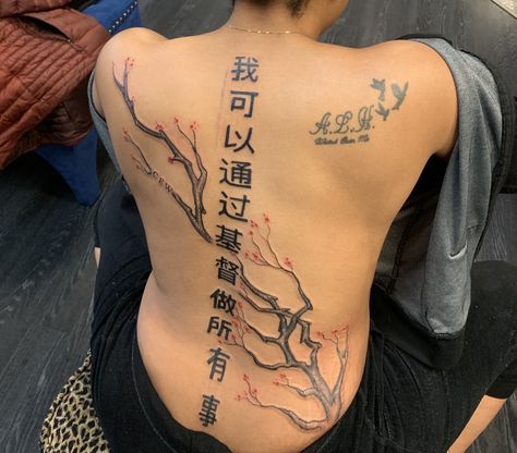 Back tattoo #tattoos #tattoosforwomen #art #spinetattoo Back Tattoo On Black Women, Across Back Tattoo, Back Tats Women, Back Tattoo Japanese, Back Tattoos Black Women, Woman Back Tattoo Ideas, Japanese Spine Tattoo, Tattoo On Black Women, Back Tattoo Black Women