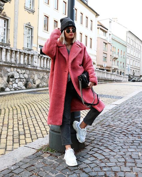 Winter look | Teddy coat | Street Style | Pink Teddy coat | Inspiration | Winter outfit @something_new_me Teddy Coat Street Style, Pink Coat Outfit, Teddy Coat Outfit, Pink Teddy Coat, Look Winter, Winter Mode Outfits, Chique Outfit, Coat Street Style, Neutral Style