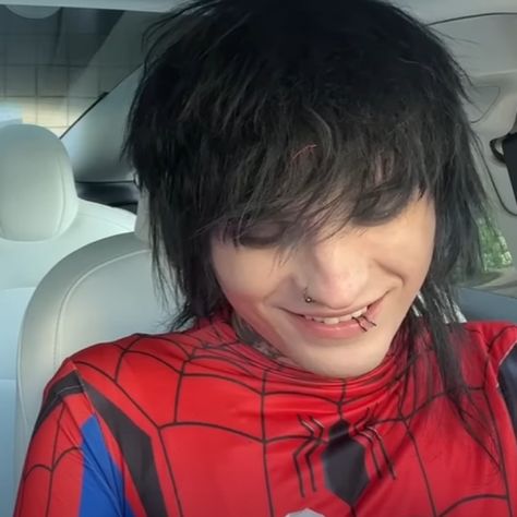 JOHNNIE GUILBERT IS THE BEST SPIDERMAN 😍😍 Hot Emo Guy, Cute Emo Guys, Jake Weber, Emo Boyfriend, Emo Men, Fangirl Problems, Johnnie Guilbert, Ideal Boyfriend, Cute Emo