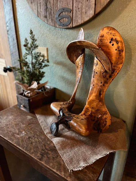 Old saddle tree broken down and sealed win all its beauty Old Saddle Repurpose, Old Saddle Decor Ideas, Saddle Tree Decor, Western Interior, Vintage Display, Decor Display, Western Decor, Tree Decor, Custom Creations