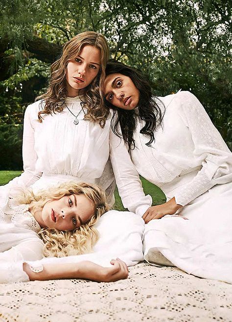 Picnic at Hanging Rock 2018 Sisters Photography Poses, Girlfriends Photoshoot, Samara Weaving, Group Photo Poses, Picnic At Hanging Rock, Debut Photoshoot, Hanging Rock, Sisters Photoshoot Poses, Sister Photography