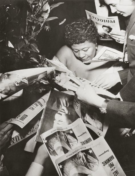 21 Dazzling Photos Of Jazz Legend Ella Fitzgerald Over The Years Ella Fitzgerald signing autographs at the concert series Jazz at the Philharmonic in Vienna in February 1954. Billy Holiday, Arte Jazz, Signing Autographs, Jazz Bar, Ella Fitzgerald, Vintage Black Glamour, Billie Holiday, Jazz Club, My Funny Valentine