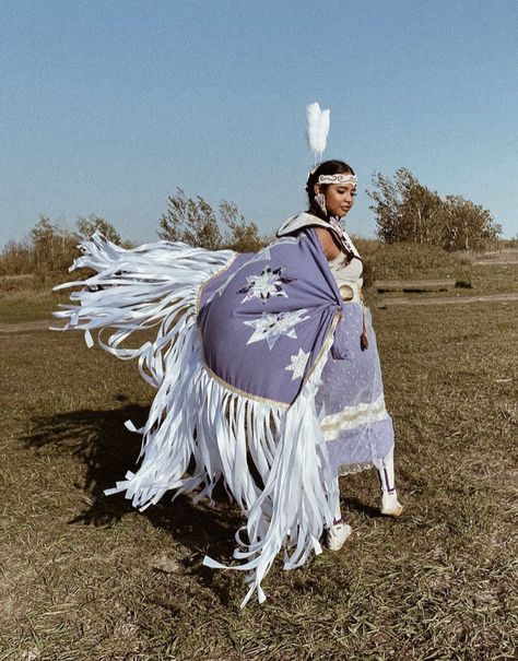 𓆞𓆝 𓆟 Powwow Dancers, Fancy Shawl Regalia, Powwow Outfits, Native Outfits, Native American Dress, Powwow Regalia, Native American Music, Jingle Dress, Native Artwork