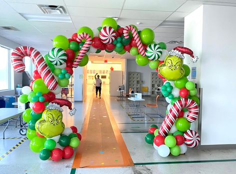 - Small Arch: Approx 8'w x 8'h - Large Arch:  Approx 13'w x 9'h Big Gingerbread Man, Balloon Christmas, Christmas Balloon Decorations, Decoration New Year, Grinch Decorations, Grinch Christmas Party, Whoville Christmas, Balloon Toys, Grinch Party