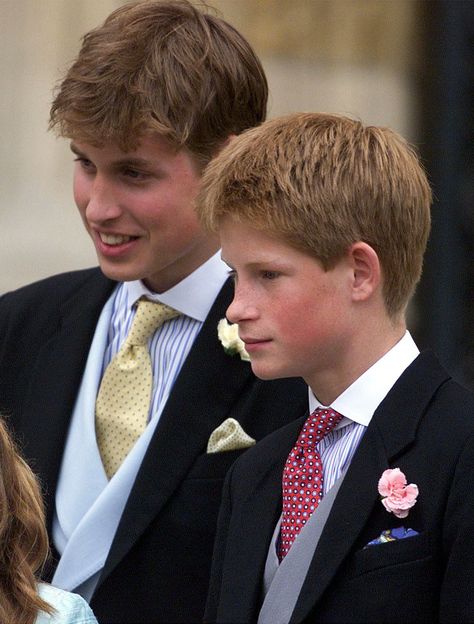 Will and Harry suited up for the wedding of Sophie Rhys-Jones and Prince Edward in June 1999. Prințesa Diana, Putri Diana, Princ Harry, William And Harry, Photos Rares, Prins William, Prinz Charles, Princesa Kate Middleton, Principe William