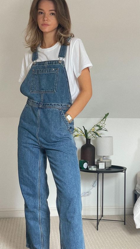 Dungaree Skirt Outfit, Dungarees Outfit Summer, Dungaree Outfit Ideas, How To Style Dungarees, Denim Dungarees Outfit, Dungaree Outfits, Cute Overall Outfits, Denim Overalls Outfit, Amy Ward