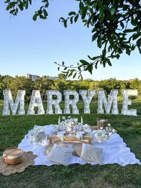 Outdoor Engagement Setup, Marry Proposal Ideas, Purposing Ideas Proposals, Minimalist Proposal Ideas, Intimate Wedding Proposal, White Proposal Decor, Proposal Ideas Backyard, Proposal Picnic Ideas, Simple Marriage Proposal Ideas