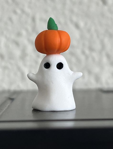 Ever wanted a ghost as unique as you? Look no further! MenageriesByTea is proud to present the Clay Ghost Collection featuring Pumpkin and friends! These miniature clay ghosts are a perfect addition to any knick-knack collection, figurine shelf, or just as a fun little friend to keep on your desk. Mini Carved Pumpkins, Halloween Clay Ideas For Kids, Clay Ideas Figures, Cute Clay Miniatures, Easy Clay Sculpture Ideas Simple, Clay Figures Halloween, Ghost Clay Art, Clay Figures Cute, Clay Figures Ideas