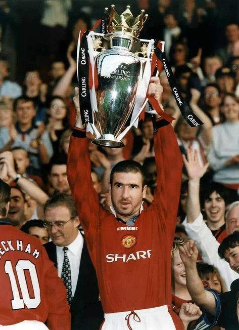 Eric Cantona Wallpaper, 90s Football Aesthetic, Premier League Trophy, Manchester United Club, Manchester United Old Trafford, 2000s Football, Eric Cantona, Manchester United Legends, Manchester United Wallpaper