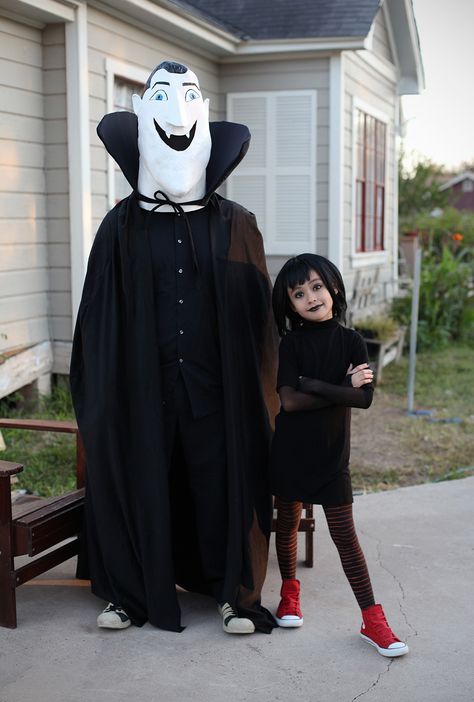 My daughter Mavis and her daddy Dracula! Mavis Costume, Festa Hotel Transylvania, Hotel Transylvania Costume, Dracula Costume, Make Your Own Costume, Diy Kostüm, Disney Halloween Costumes, Hotel Transylvania, Fantasias Halloween