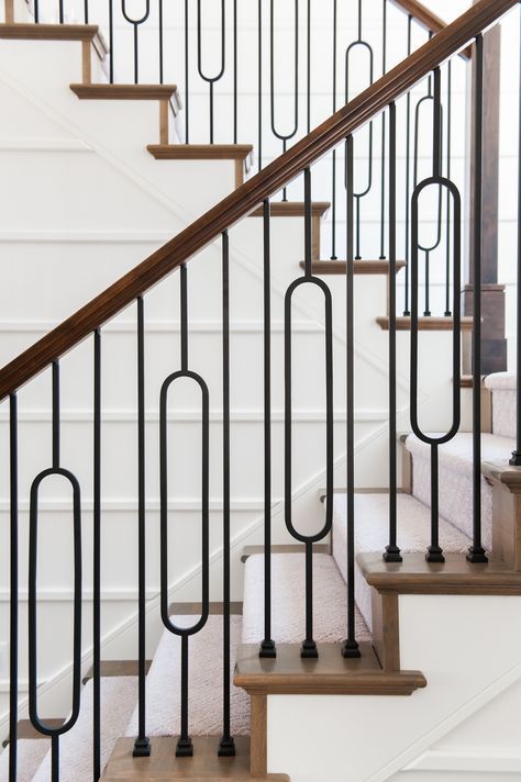 Oval iron baluster on staircase has the sleek clean lines of contemporary design with the cozy farmhouse aesthetic to create a uniquely fresh take on the country living inspired style. This look is characterized by natural textures and materials of wood mixed with satin black wrought iron to gives the warmth and simplicity. Decorating Staircase, Ms Railing, Baluster Design, Modern Farmhouse Staircase, سلالم حلزونية, Staircase Inspiration, Iron Staircase Railing, درابزين السلم, Staircase Modern